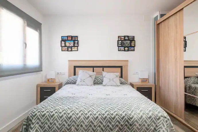 Dormitorio privado en finca con piscina para cumpleaños y comuniones en Elche