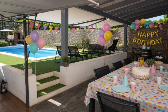 Celebración de cumpleaños en campo con piscina y zona de carpa en Elche