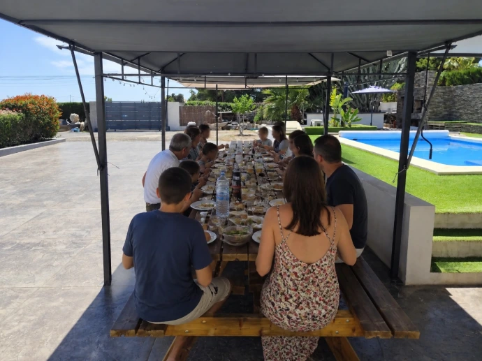 Día en familia en campo con piscina para eventos en Elche