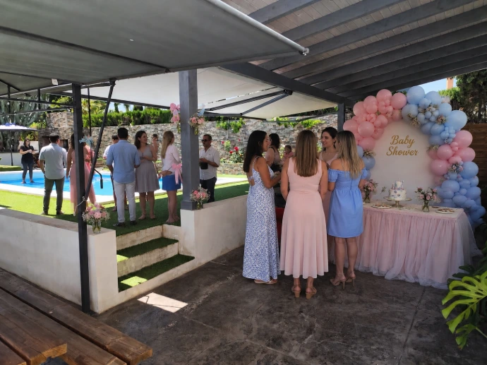 Alquiler de espacio para baby shower con piscina y zona de carpa en Elche