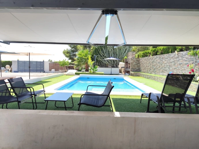 Espacio para eventos con piscina y zona de descanso en Elche