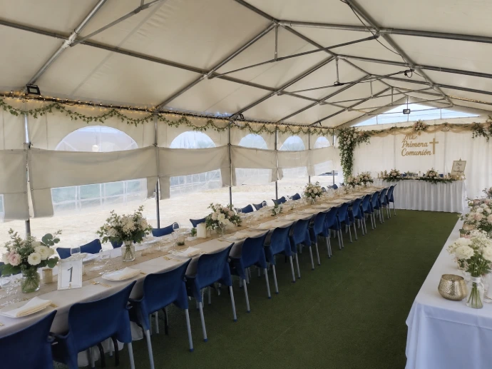 Celebración de comunión en carpa decorada para eventos en Elche